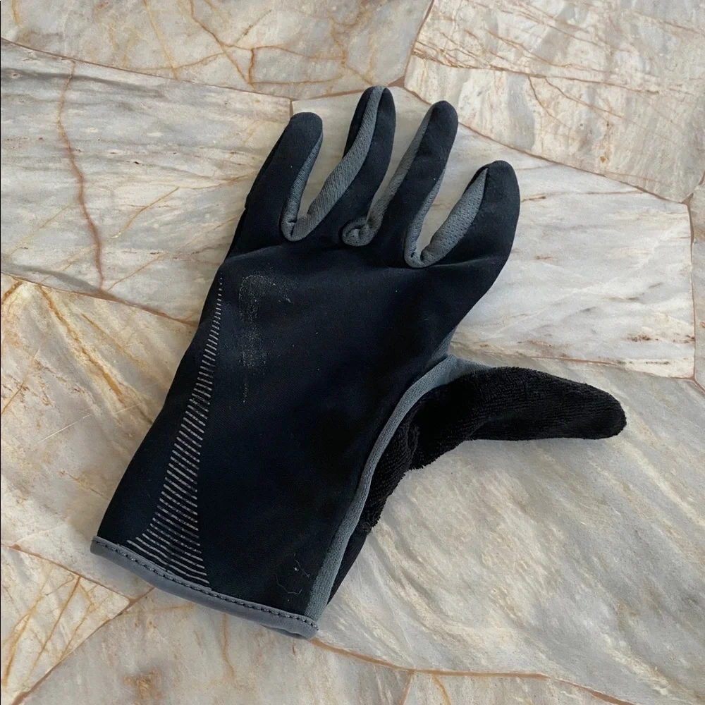 Nike‎ Black and Gray Sports Gloves